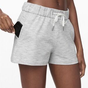 EUC Women’s Lululemon On the Fly Shorts Size 6 in Space Nimbus